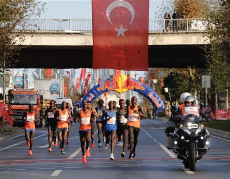 İ­s­t­a­n­b­u­l­ ­M­a­r­a­t­o­n­u­­n­d­a­ ­K­e­n­y­a­l­ı­ ­a­t­l­e­t­l­e­r­d­e­n­ ­p­a­r­k­u­r­ ­r­e­k­o­r­u­